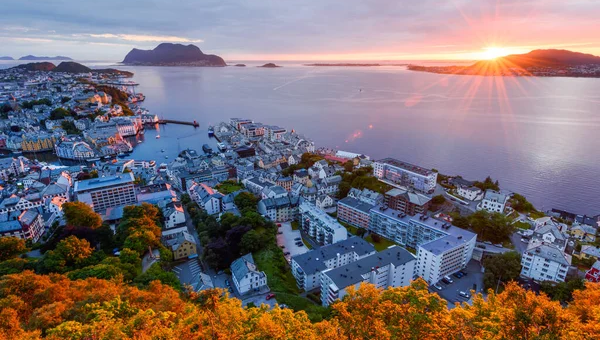 Hvorfor du bor besoke alesund by featured